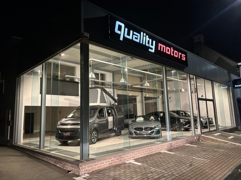 Auto's in de showroom van Quality Motors voor verkoop in consignatie