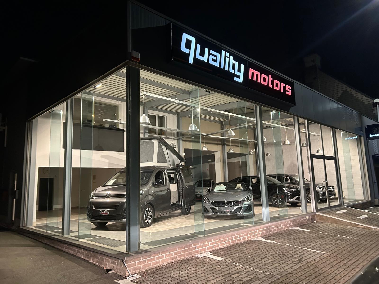 Auto's in de showroom van Quality Motors voor verkoop in consignatie